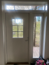 Белая входная дверь R2000 с остекленной створкой и фрамугой